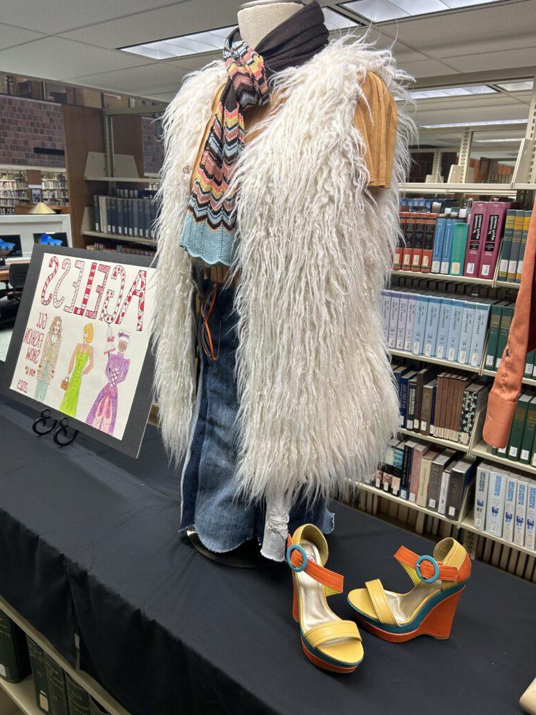 时尚秀图书馆展示彩色凉鞋和模糊背心/裙子/围巾套装